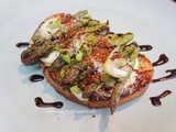 Bruschetta mozzarella, pesto de fânes de radis, asperges vertes, poudre d'amandes grillées et Balsamique