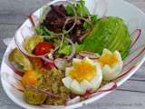 Buddha bowl quinoa, tomates cerises, radis, mesclun, avocat, coeur d'artichaut, vinaigrette asiatique