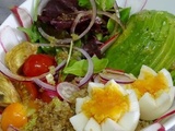 Buddha bowl quinoa, tomates cerises, radis, mesclun coeur d'artichauts violets, avocat, vinaigrette asiatique