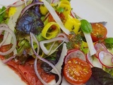 Carpaccio de boeuf, tomates cerises, courgette jaune, radis et son pistou niçois