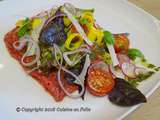 Carpaccio de boeuf, tomates cerises, courgette jaune, radis et son pistou niçois