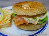 Coleslaw chou-carottes et bagels au saumon