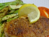Escalopes de poulet panées au Parmesan et Pecorino, courgettes sautées, coulis de poivrons rouges