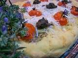 Focaccia tomates cerises et romarin en fleurs