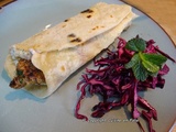 Kefta d'agneau aux épices, salade de chou rouge et galettes pita maison