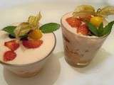 Mousse de fraises au sirop d'agave, fraises et myrtilles sur biscuit breton