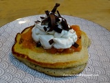 Pancakes à la banane, pépites de chocolat, coulis d'abricot et chantilly