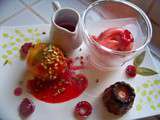 Pêches pochées au sirop verveine citron, sorbet fraise et cannelés pour un café gourmand estival