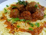 Tagliatelles aux boulettes et à la sauce tomate