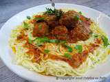 Tagliatelles aux boulettes et à la sauce tomate