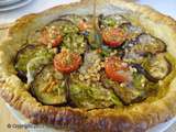 Tarte feuilletée aubergine, tomates, Parmesan et pignons sur tapenade verte