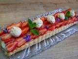 Tarte feuilletées aux fraises sur crème pâtissière vanillée et petites meringues