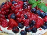 Tarte sablée aux fruits rouges, chantilly aux noix et coulis de fruits des bois au basilic