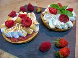 Tartelettes meringuées, fraises, framboises, bananes et citron vert