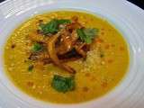 Velouté de carottes au cumin, épices à colombo, huile de Roucou et crevettes pochées