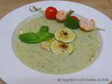 Velouté de courgettes au basilic, piment d'Espelette, crevettes flambées et chips de courgettes