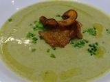 Velouté de fanes de navets, courgette, sucrine et crème d'amande chips de navets huile d'Argan