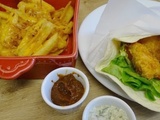 Wrap de nuggets de poulet, sauce bbq et sauce tartare, frites au cheddar oignons frits