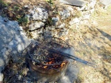 Chipolatas et merguez au barbecue de fortune