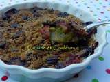 Crumble de rhubarbe avec des fraises et du chocolat noir