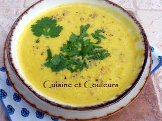 Soupe de courgettes jaunes aux épices, boulghour et pois chiche