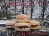 Macarons garnis de crème à la praline rose de Lyon et ganache aux 2 chocolats au poivre long *Du livre de Stéphane Glacier, un amour de Macaron