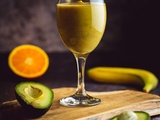 Smoothie avocat, orange et banane