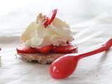 Croquants au chocolat blanc, fraises et chantilly