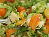 Salade de tomates cerises, salade verte et copeaux de parmesan