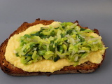 Tartine aux poireaux et œufs brouillés