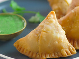 Samosas indiens traditionnels en vidéo