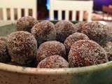 Boules de Noël aux biscuits, amandes, cacao et rhum, sans cuisson