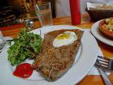 Galette - matefaim - au sarrasin, garnie d'échalotes, jambon et fromage râpé, à la lyonnaise