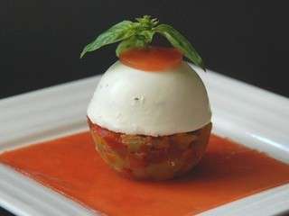 Brunoise de tomates multicolores, bavarois de mozzarella au basilic