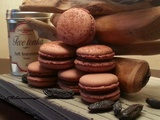 Macaron chocolat, éclats de cacao et fève de tonka