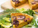 Tarte aux oignons, lentilles corail, curry et coco