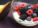 Chantilly mascarpone, fruits rouges et madeleine chocolat