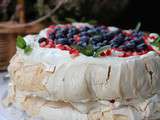 Pavlova aux framboises et myrtilles