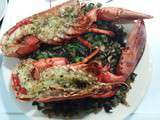 Homard au four sur un lit de mélange de choux: