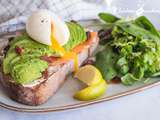 Tartine au saumon et à l’avocat avec un oeuf mollet