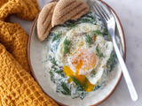 Yaourt, épinards et oeuf poêlée pour un petit déjeuner salé express