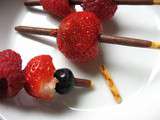 Brochettes de fruits sur biscuits Mikado : trop mignonnes ces brochettes, elles arrivent à me faire manger des fruits tous les jours