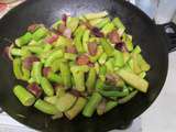 Courgettes tromba d’albenga sautées saucisses chinoises