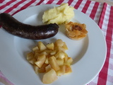 Boudin noir, pomme, poire et chausson au camembert