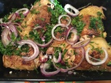 Cuisses de poulet au citron, herbes et oignon rouge