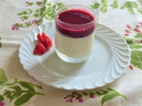 Panna cotta chocolat blanc et coulis de fruits rouges