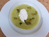 Velouté de courgettes froid et sa quenelle de ricotta au basilic