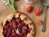 Tarte rustique aux fraises et confit de jasmin