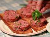 Mini steak tartare on gingerbread toasts (en)