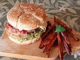 Burger boeuf, bacon et guacamole et ses frites de patates douces